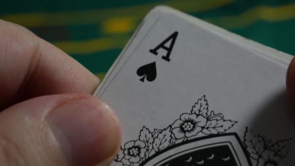 Zblízka královské flush poker ruka zobrazena rozevřel — Stock video