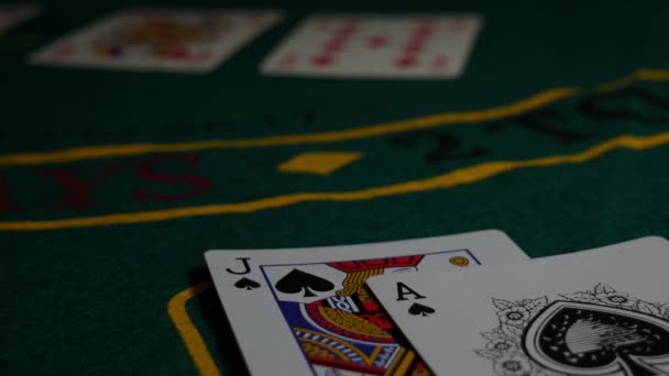 Aposta fichas de poker na mesa de apostas black jack — Vídeo de Stock