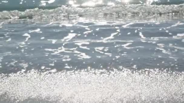 Zeewateroppervlak helder in zonlicht op een zomerdag — Stockvideo