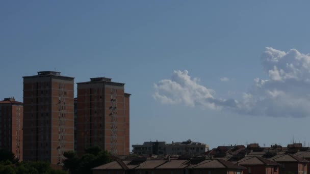 Time Lapse small town in Italy with tall red brick apartment building — Stock Video