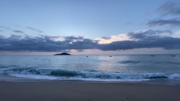 Mer à l'heure bleue avec une petite île à l'horizon — Video