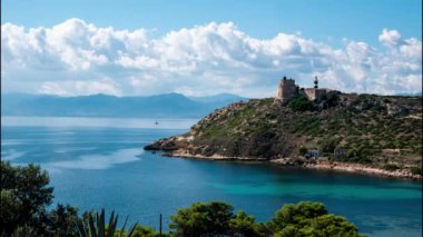 Akdeniz 'e bakan dağdaki zaman atlamalı deniz feneri