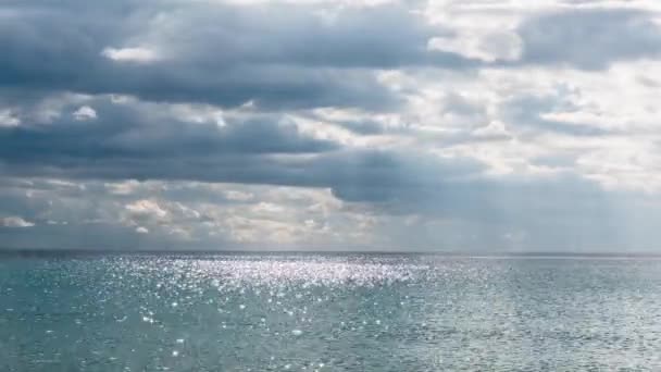 Яркий морской горизонт для солнечных лучей — стоковое видео