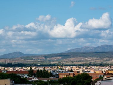 Arkasında dağlar olan küçük bir İtalyan kasabasının panoramik görüntüsü