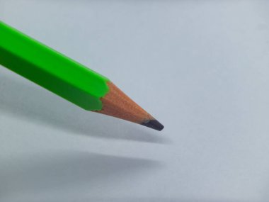 Boş beyaz bir kağıt üzerindeki kalem, fikirler, yaratıcılık ve ilham kavramı