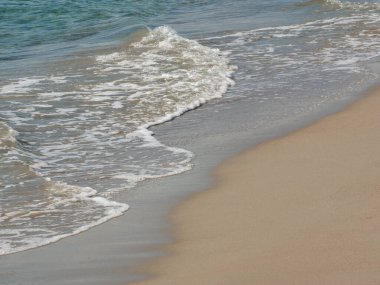 Güneşin kumlu sahillerinde deniz dalgaları, huzur ve huzur kavramı