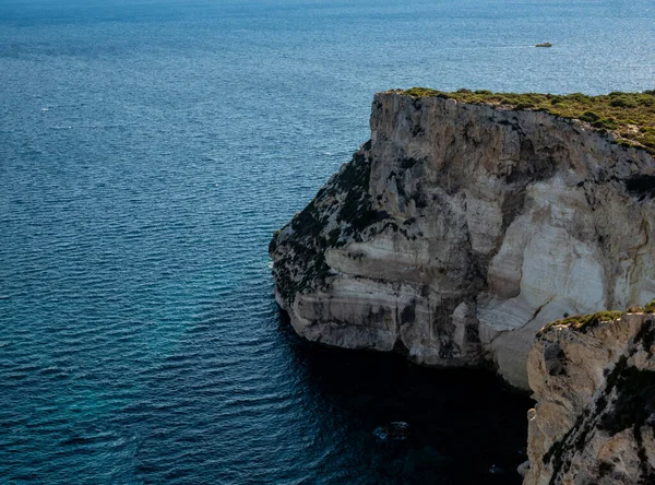 İtalya 'daki Güney Sardunya' daki Akdeniz 'e doğru yüksek uçurumlar