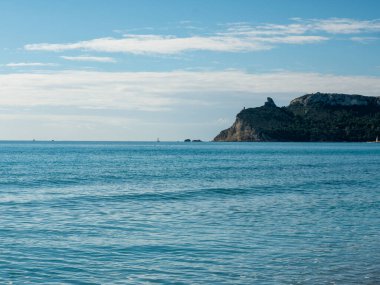 Sella del Diavolo dalgalarıyla sakin Akdeniz manzarası