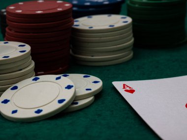 Poker masası, yeşil masasında oyun fişleri olan tek as kart puanı, şans ya da aşk kavramı