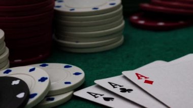 Poker fişleri ve masada gösterilen dört as ile yeşil poker masasının hareket animasyonunu durdur