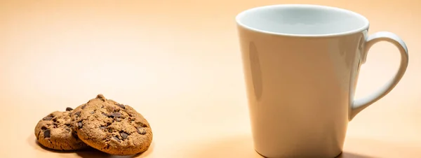 Taza blanca de café u otra bebida caliente con tres galletas de chocolate — Foto de Stock