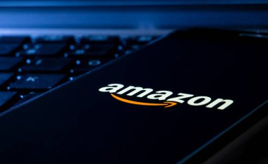 Amazon platformu ekranlı bir bilgisayar klavyesinde akıllı telefon