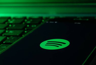 Spotify müzik uygulaması olan bir bilgisayar klavyesinde akıllı telefon