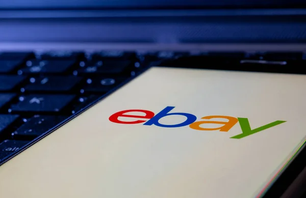Ebay logosu olan bir bilgisayar klavyesinde akıllı telefon