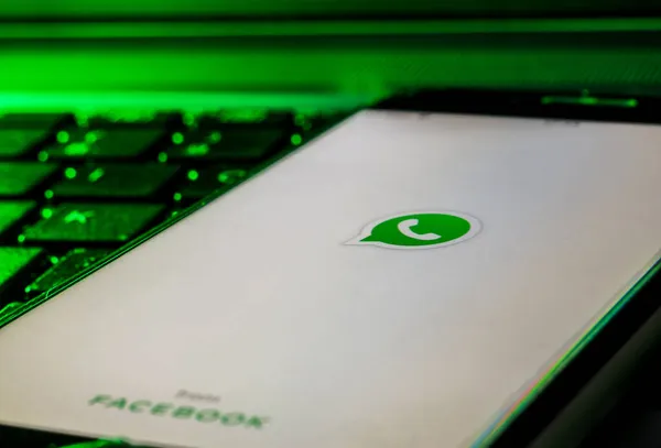 Cagliari, Sardinya, İtalya - 30 10 2021 - Bir bilgisayar klavyesinde cep telefonu akıllı telefonu ile Whatsapp uygulamasının logosu başlangıç ekranında