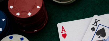 Web pankartı poker masası, as ve kral kartı