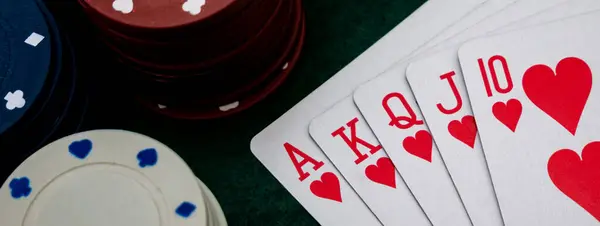 Web Banner Royal poker kartları ve poker fişleri.