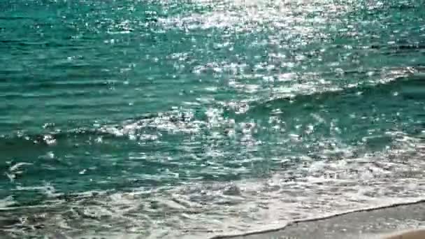 Turkusowy niebieski woda z jasnym odbiciem światła — Wideo stockowe