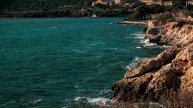 Deniz dalgaları kayalıklara çarpıyor