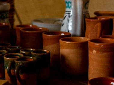 Tarihsel yeniden canlandırma çeşitli el yapımı çanak çömlekler, mesela gözlük ve sürahide sergilenen sürahi.