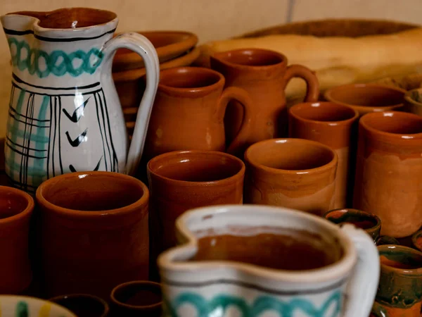 Tarihsel yeniden canlandırma çeşitli el yapımı çanak çömlekler, mesela gözlük ve sürahide sergilenen sürahi.