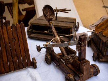 Ortaçağ tarihi canlandırması, küçük ahşap mancınık modeli, ortaçağ kuşatma silahının minyatür kopyası.