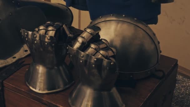 Close-up shot of medieval armor, gloves and helmet — Stockvideo