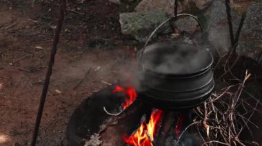 Yakın çekim, dumanla yanan metal kazan.