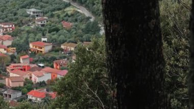 İtalya 'da yeşillik ve tepeler arasında küçük bir köy.