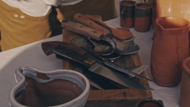 Stůl s kuchyňským nádobím, lžícemi a noži — Stock video