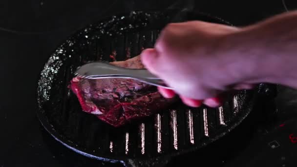Hovězí steak vaření v pánvi na indukční desce — Stock video