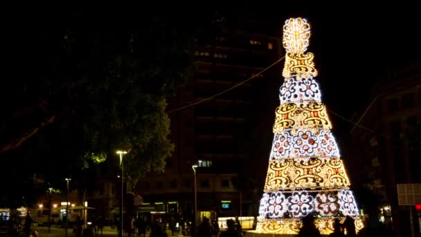 Time lapse arbre de Noël dans une place en Europe avec des gens — Video
