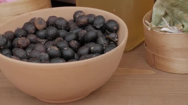 Średniowieczny stojak z przyprawami i ziołami oraz miska z jagodami jałowca — Wideo stockowe