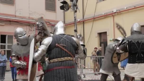 Historical re-enactment of fighting between knights. Public exhibition — Stock Video