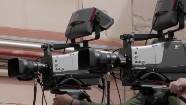 TV camera neemt live-evenement op voor een lokale nieuwsuitzending in een kleine stad — Stockvideo