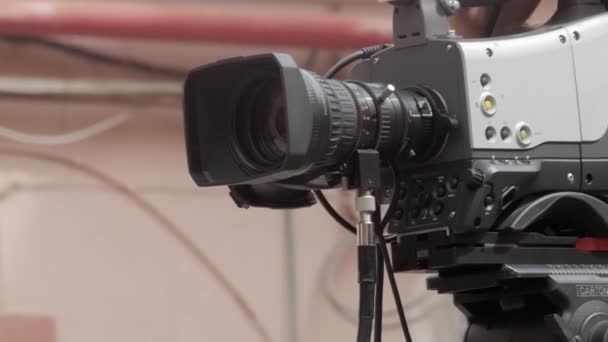 Une caméra de télévision enregistre un événement en direct pour un journal local dans une petite ville — Video
