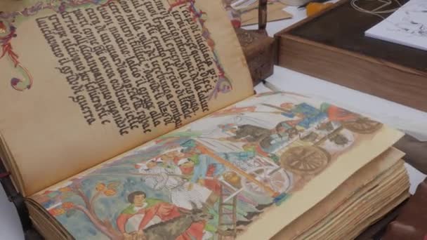 Hojas de hombre a través de la reproducción del manuscrito latino antiguo con dibujos hechos a mano — Vídeo de stock