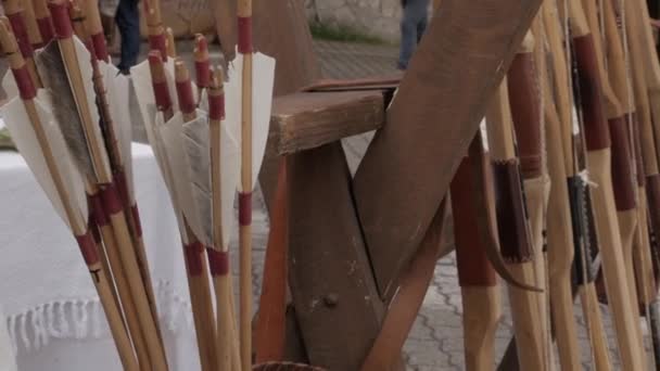 Exhibición de flechas medievales de madera y arcos en un estante de madera — Vídeo de stock