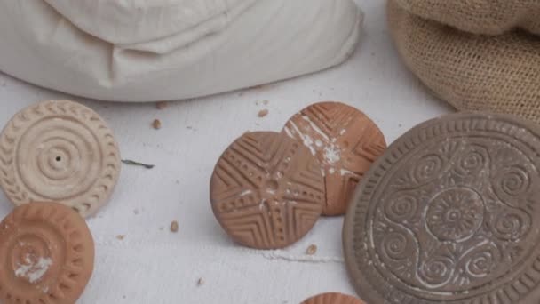 Stampo del pane chiamato Pintadera. Antica muffa del pane della civiltà nuragica — Video Stock