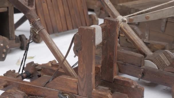Close-up schot houten reproductie kleine katapulten, middeleeuwse belegering wapen — Stockvideo