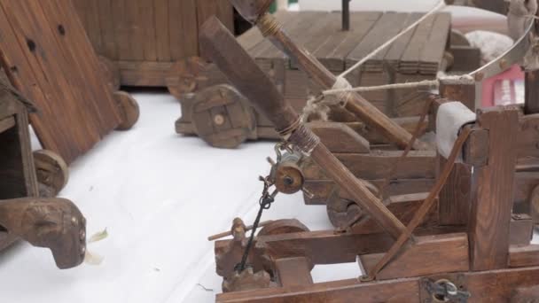 Close-up schot houten reproductie kleine katapulten, middeleeuwse belegering wapen — Stockvideo