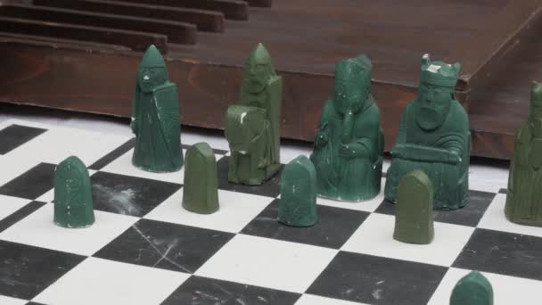 Γύψινα πιόνια αναπαραγωγής του μεσαιωνικού σκακιού — Αρχείο Βίντεο
