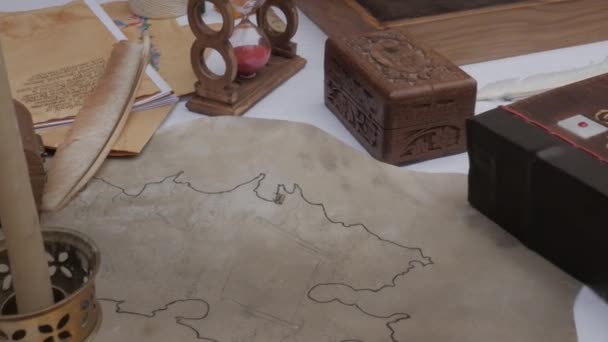 Reprodução de uma escrivaninha medieval com lençóis — Vídeo de Stock