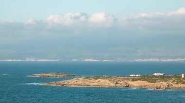 Bulutlu bir günde Akdeniz 'de küçük bir yarımadada zaman akıp gidiyor.
