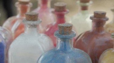 Ortaçağ tarihinin canlandırması. Kapanması için çeşitli renklerde toz boyalar, cam bir şişede, bir mantardan.