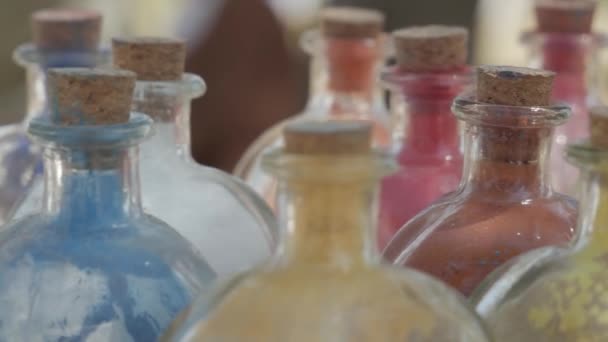 Rievocazione Storica Medievale Coloranti Polvere Colori Assortiti Dipingere Chiusi Bottiglia — Video Stock