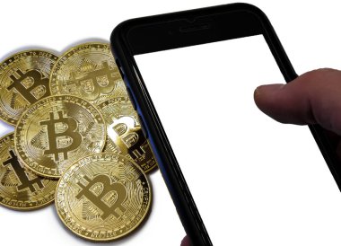 Yanında akıllı telefon tutan bir adamın eli olan altın metalden Bitcoin sikkeler. Zenginlik, iş, ekonomik büyüme, online yatırım kavramı. Boş beyaz ekran kopyalama alanı