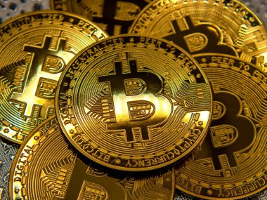 Yakın çekim altın metal sikke grubu Bitcoin, sanal para, iş, ticaret, ekonomik büyüme