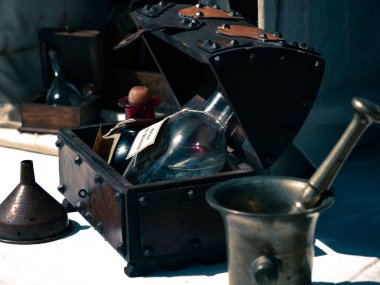 Ortaçağ tarihi canlandırması. İçinde yağ şişeleri olan küçük bir sandık. Ya da ortaçağ pazarındaki bir masanın üstünde özel esanslar.