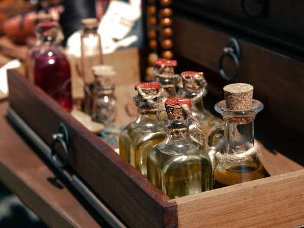 Ortaçağ canlandırması. Ortaçağ eczacısının tezgahında küçük tentür, ilaç ya da kokulu yağlar.